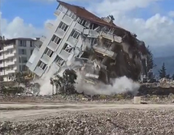 6 katlı bina domino taşı gibi devrildi