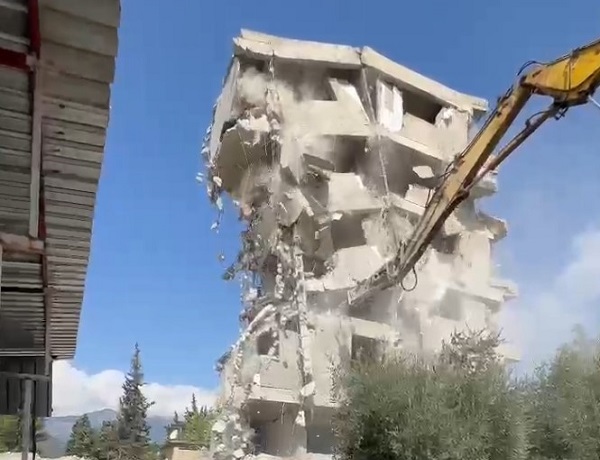 6 katlı bina tek darbeyle yıkıldı