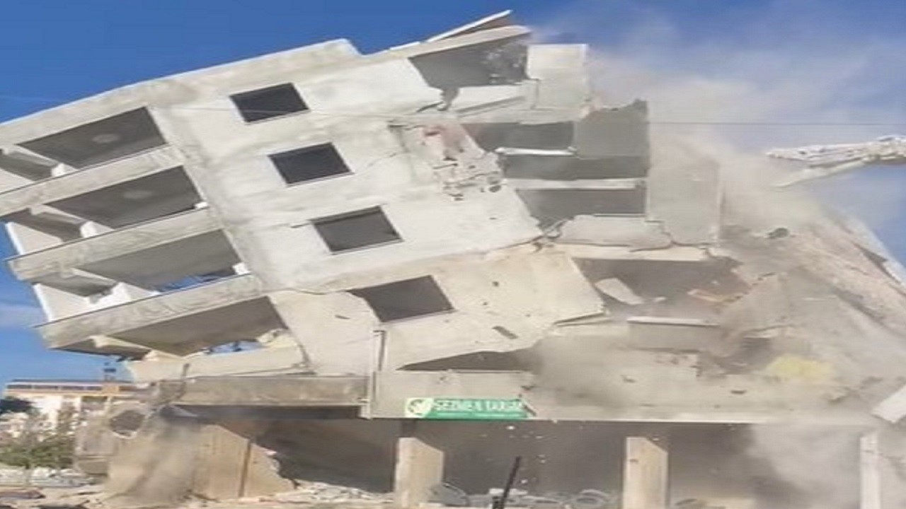 6 katlı bina tek dokunuşla yerle bir oldu