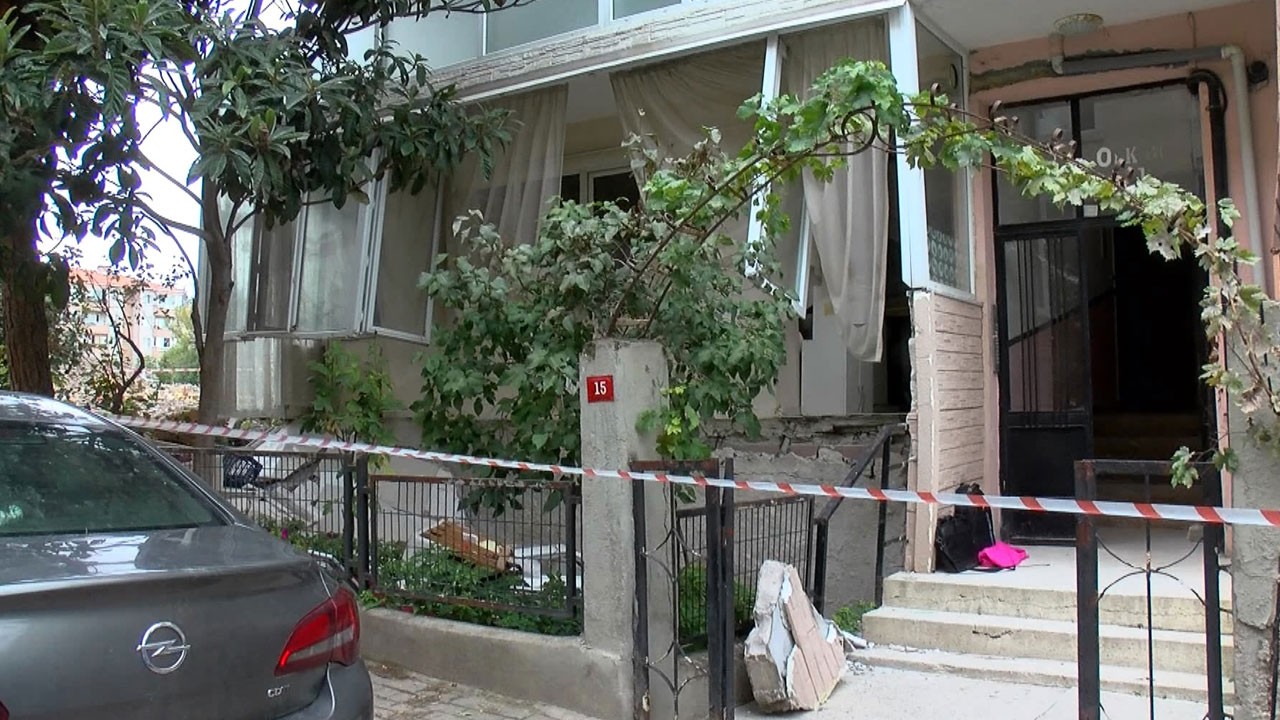 6 katlı binada balkon çöktü!