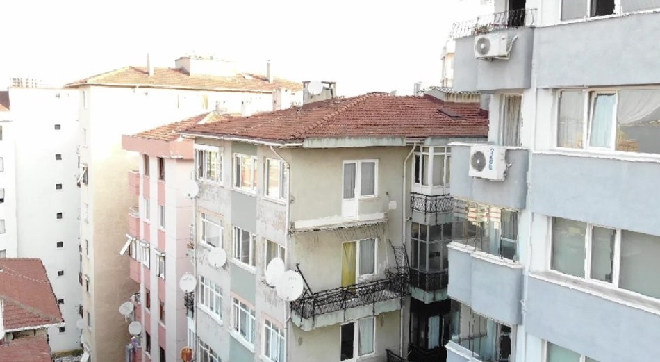 Faciadan kıl payı kurtuldular: 6 katlı binanın balkonu çöktü!
