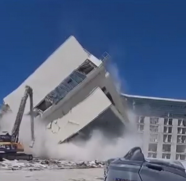 6 katlı hastane binası böyle yıkıldı