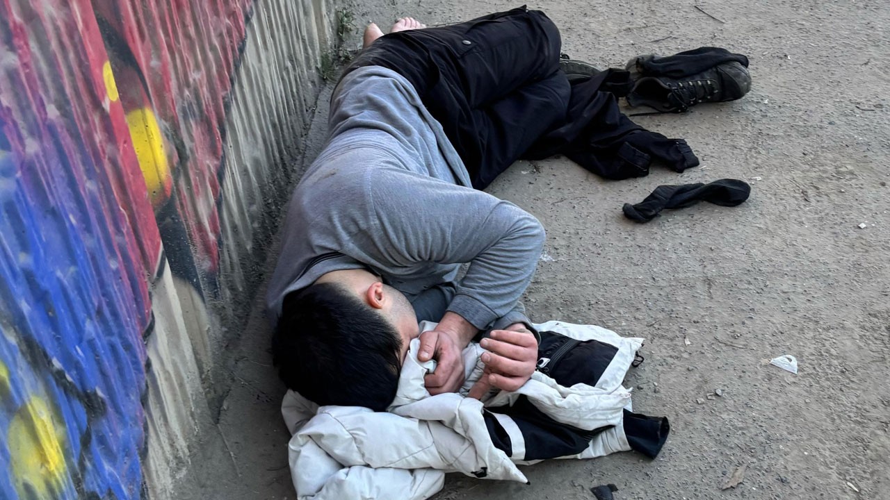 6 metreden yola düştü, 2 bacağı kırıldı