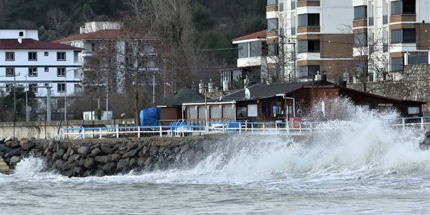 6 metreye ulaşan dalgalar Kastamonu sahilinde hasar oluşturdu