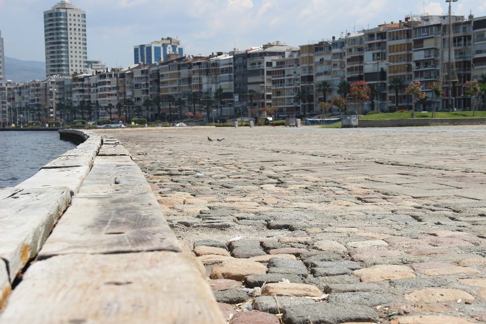 6 saatlik kısıtlamada İzmir’de sokaklar sessizliğe büründü 