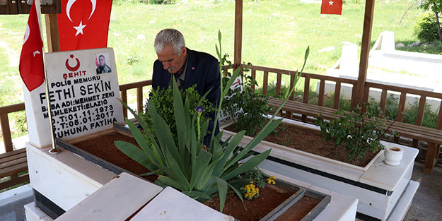 6 saatlik serbestliği fırsat bilen baba Mehmet Zeki Sekin, şehit oğlu Fethi Sekin'in kabrini ziyaret etti