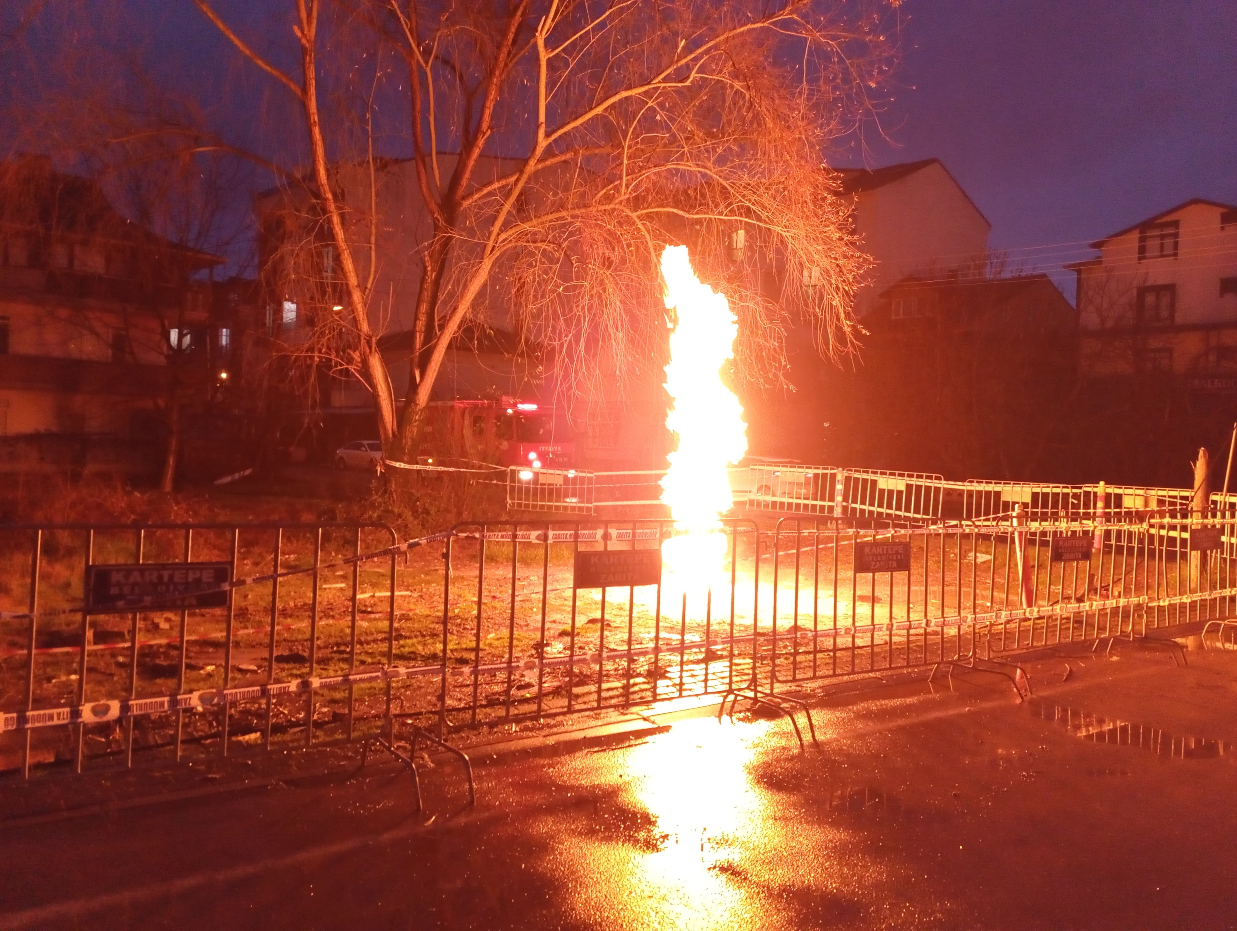 6 saattir aralıksız yanıyor! Şehrin göbeğinde metan gazı alev aldı