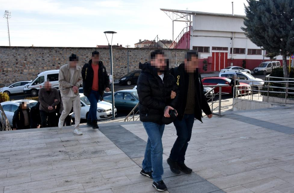 6 sahte polisi gerçek polisler yakaladı