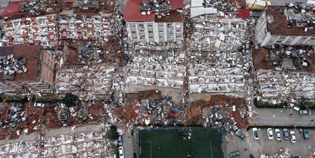 6 yaralı depremzede ambulans uçakla İstanbul'a getirildi