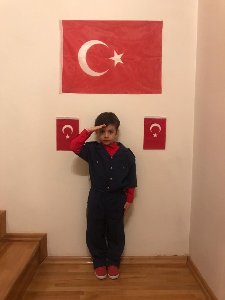 6 yaşında İstiklal Marşı’nın 10 kıtasını hatasız okuyor 