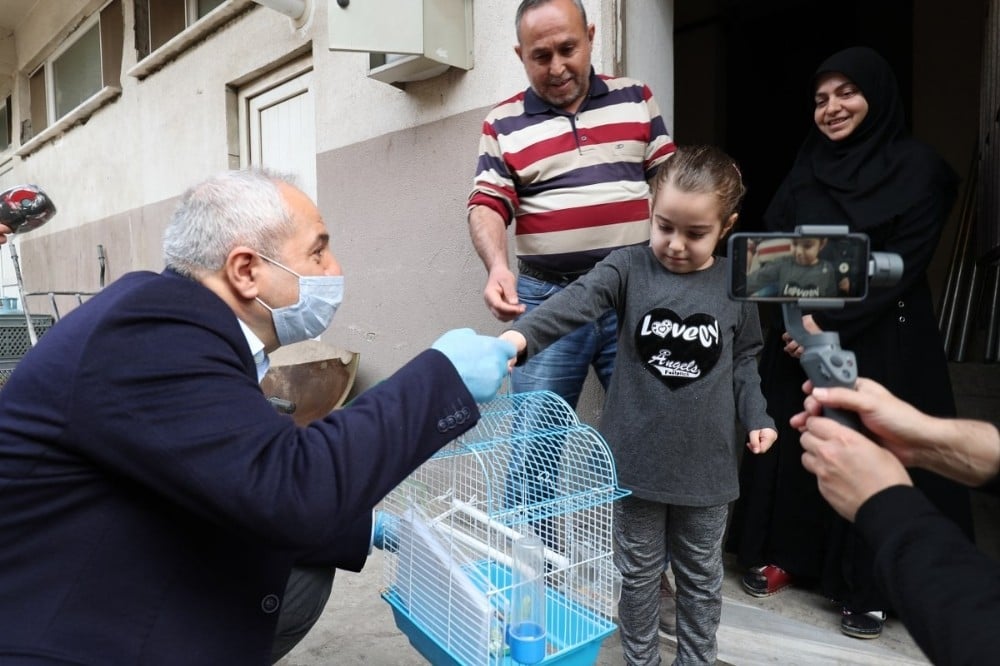 6 yaşındaki çocuğa belediye başkanı muhabbet kuşu hediye etti 