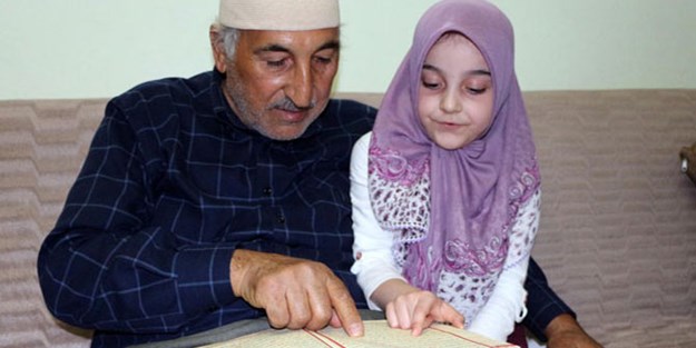 6 yaşındaki çocuk dedesine Kur'an okumayı öğretti