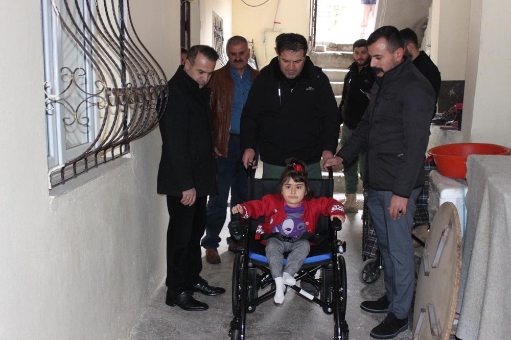 6 yaşındaki Narin, akülü sandalyesine kavuştu 