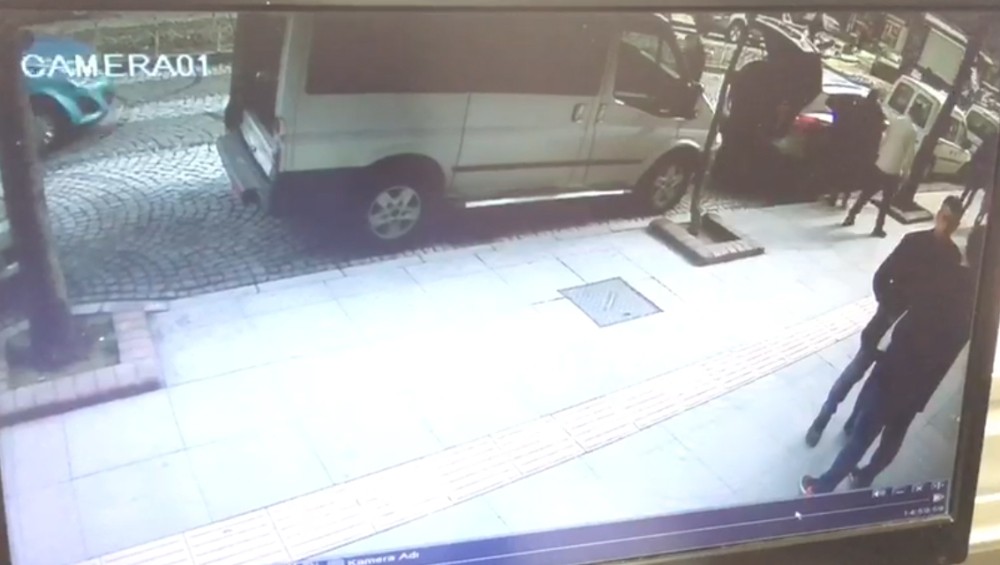 6 yıl sonra gördüğü arkadaşıyla önce tokalaştı sonra saldırdı 