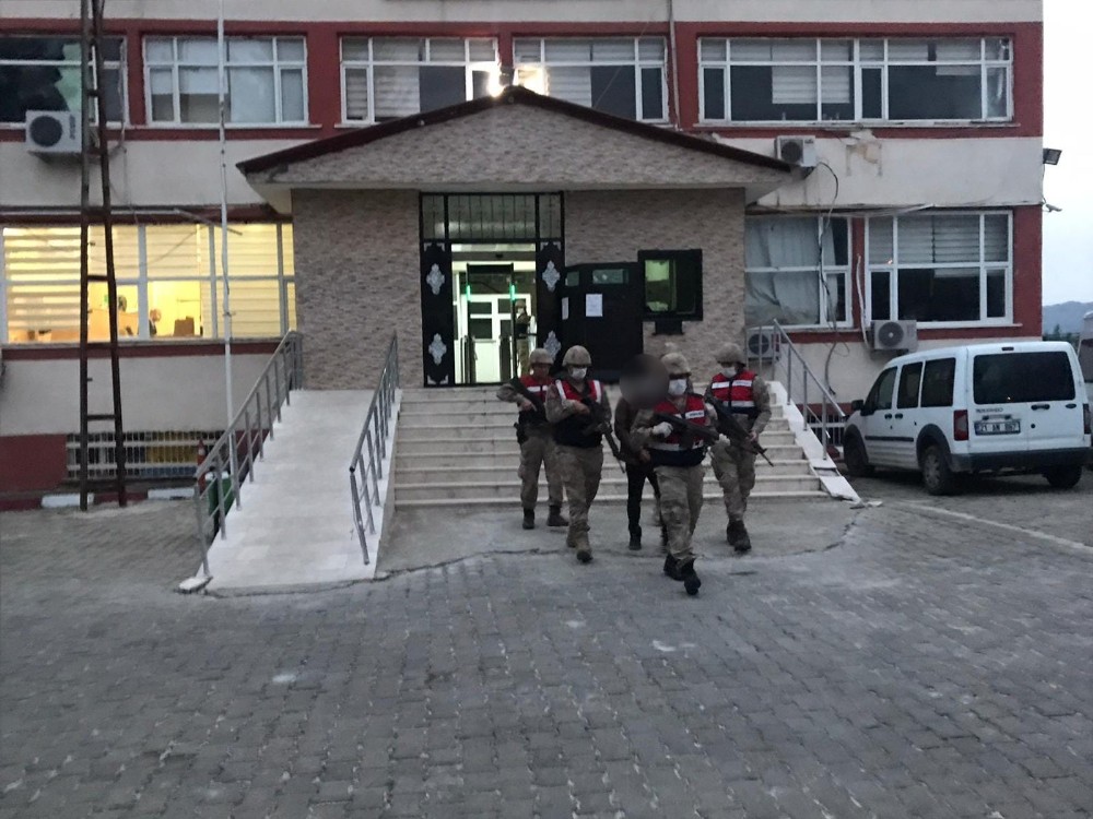6 yıldır aranan terörist, kahvede kardeşine ait kimlikle kumar oynarken yakalandı 