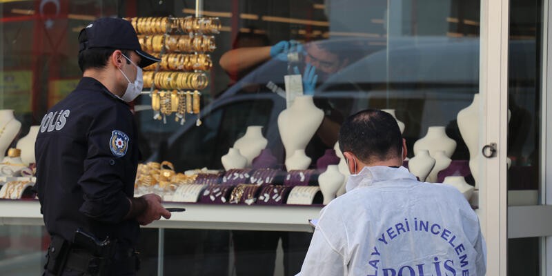 60 bin liralık altını alıp kaçtılar