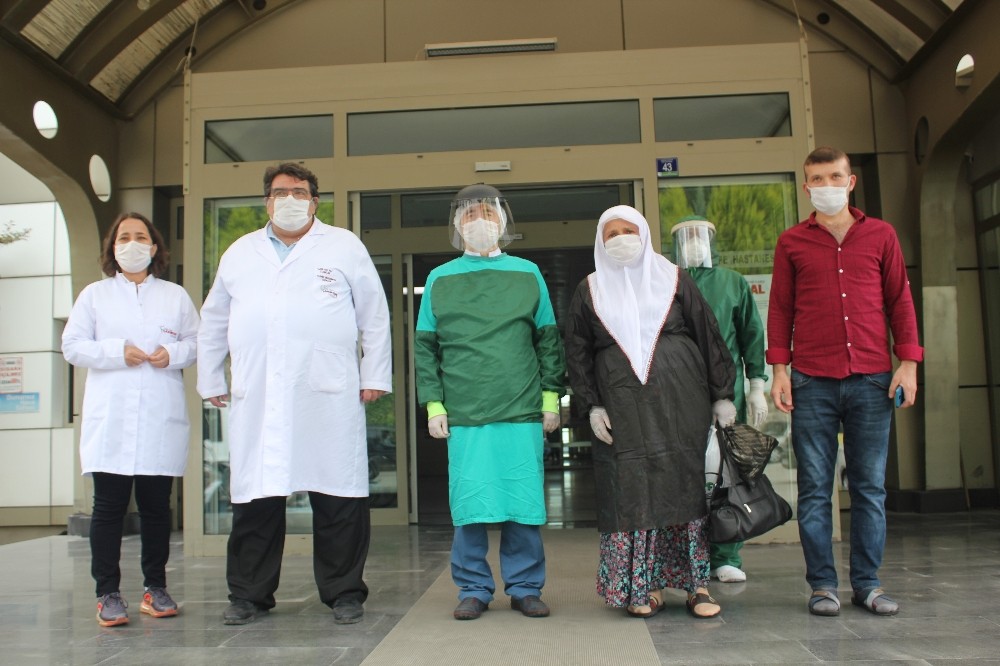 60 yaşındaki kadın 25 günde koronayı yenerek alkışlarla taburcu edildi 