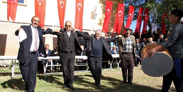 60 yıl sonra su geldi, köylüler halay çekti