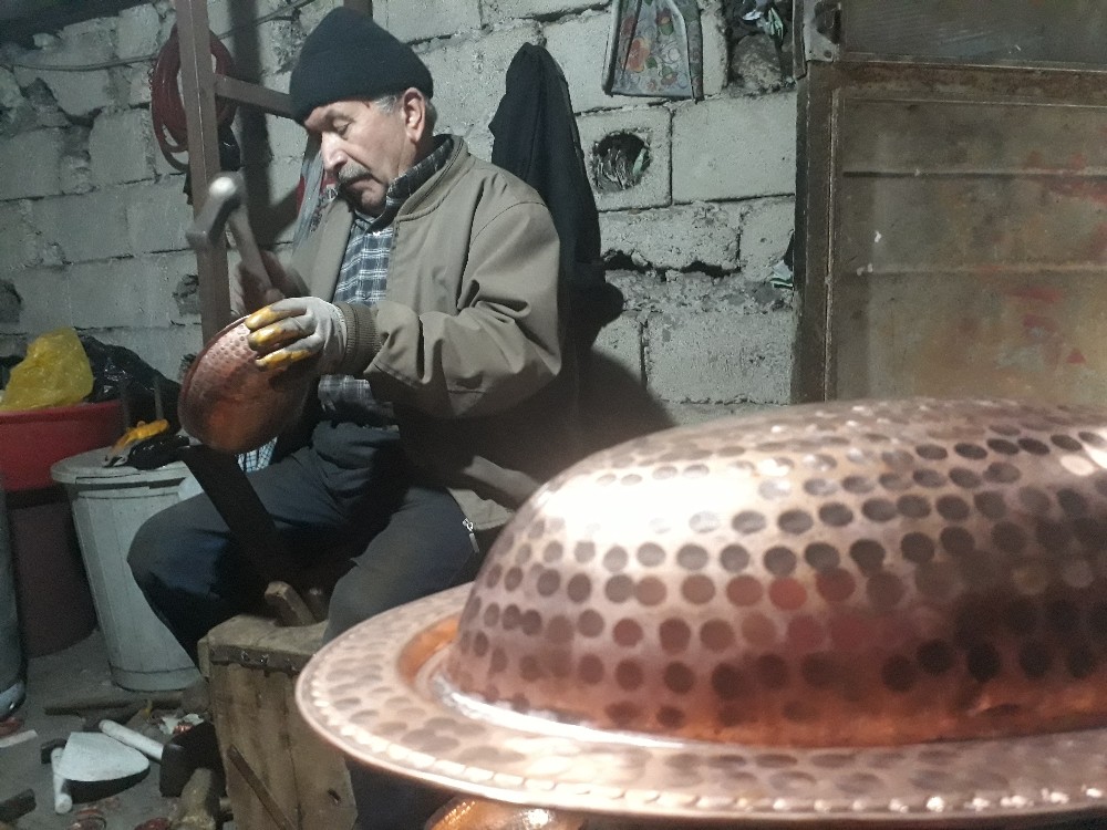 60 yıldır bakırcılık mesleğiyle uğraşıyor 
