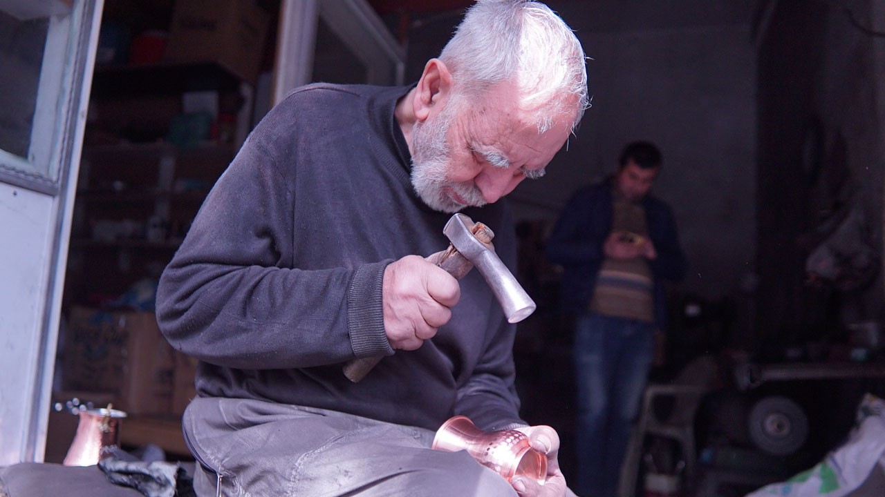 60 yılın hikayesi bakıra kazındı! Son usta Durmuş Dede’nin sessiz mücadelesi