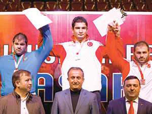 Akgül zirveyi zorluyor