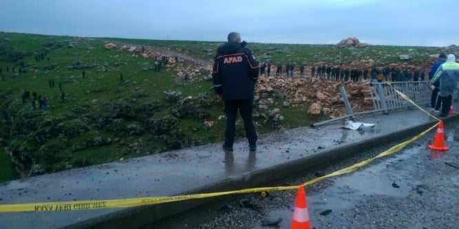 Batman’da kamyonet 35 metreden çaya düştü