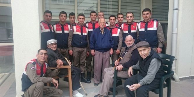 Jandarmadan huzurevi ziyareti