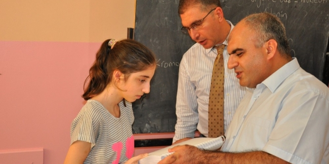 Görme engelli öğrencilere kabartmalı hikaye kitapları dağıtıldı