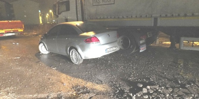 Otomobil park halindeki TIR’a çarptı, 2 yaralı