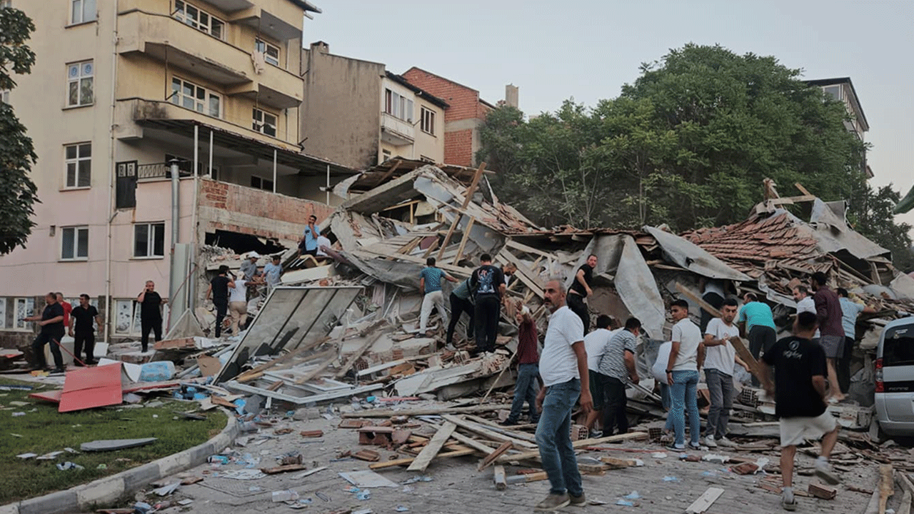 6.1 büyüklüğünde deprem: Balıkesir'de bir bina çöktü
