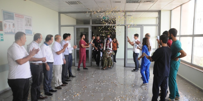 93 yaşındaki hastaya doğum günü sürprizi