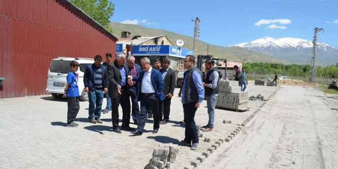 Adilcevaz’da parke taşı döşeme çalışması