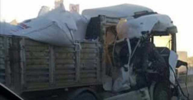 Kaza yapan tırlar trafiği kapattı