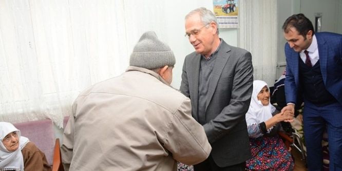 Huzurevindeki yaşlıları sevindirdiler