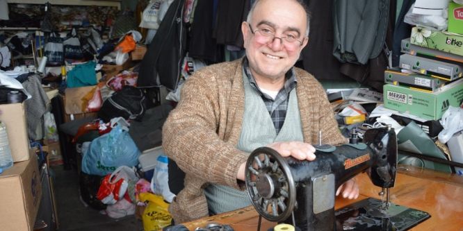 50 yıllık makinesi ile yarım asırdır terzilik yapıyor