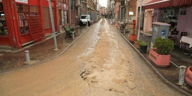 Yapımı tamamlanan yolların yeniden kazılmasına tepki