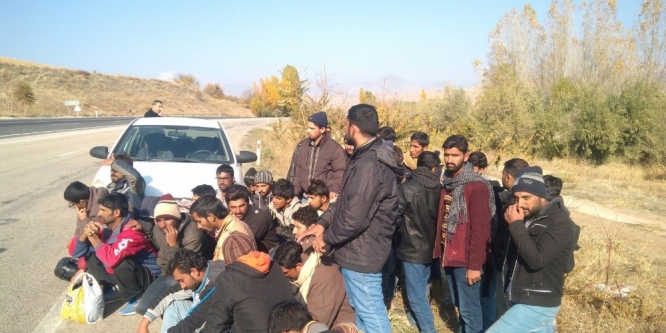 Göçmenleri araçtan indirip kaçmak istedi