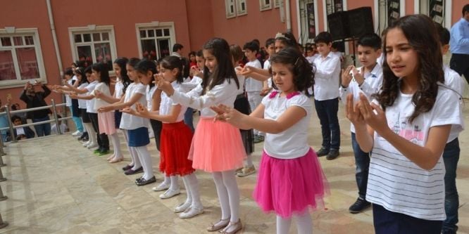 Minik öğrenciler işaret diliyle şarkı söyledi