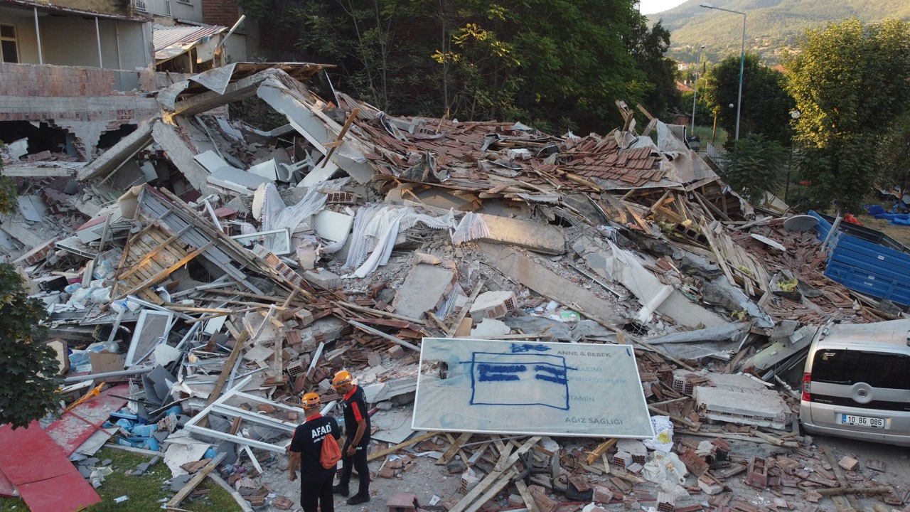 6.1’lik depremle sarsıldı! Depremin ardından Sındırgı havadan görüntülendi