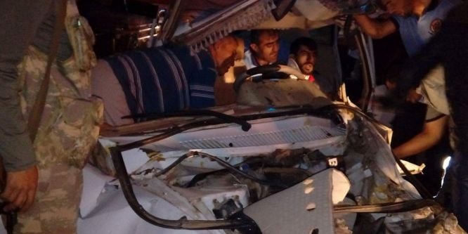 Tekeri patlayan TIR otomobili biçti