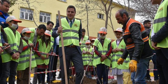İpekyolu Belediyesinden okullara oyun parkı