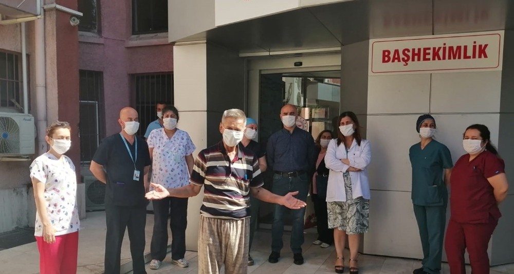 63 yaşında koronayı yendi, kurallara uyun çağrısında bulundu 