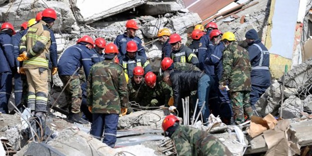 63 yaşındaki Asiye teyze 91 saat sonra kurtarıldı!