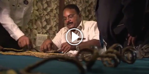 63 yıldır tırnaklarını kesmiyor!