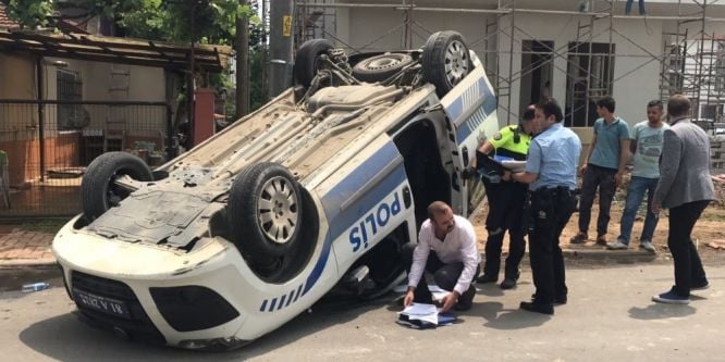 Kaza yapan polis aracı ters döndü