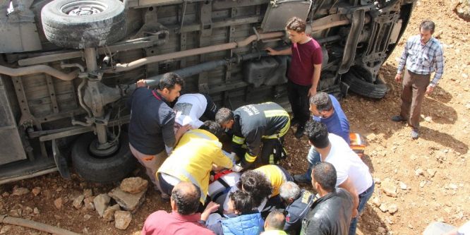 Yolcu minibüsü şarampole uçtu