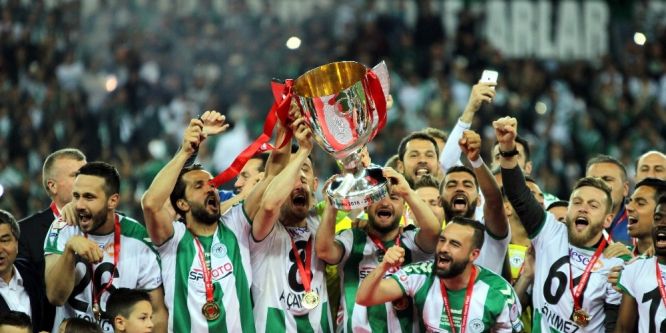 Şampiyon futbolcular kupasını aldı