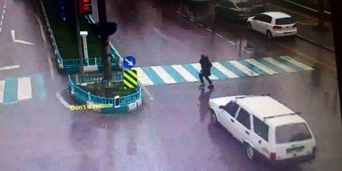 Otomobilin kadına çarpma anı kameraya böyle yansıdı
