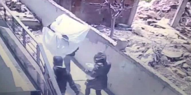 Güpegündüz televizyon hırsızlığı kamerada