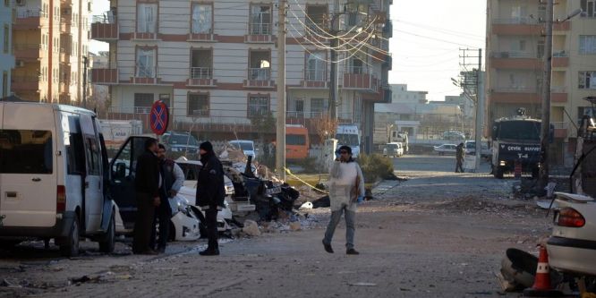 Patlamanın zarar verdiği binalara Türk bayrakları asıldı